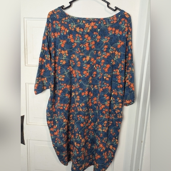 LuLaRoe Irma 2XL shirt in navy with orange flowers - Picture 6 of 6